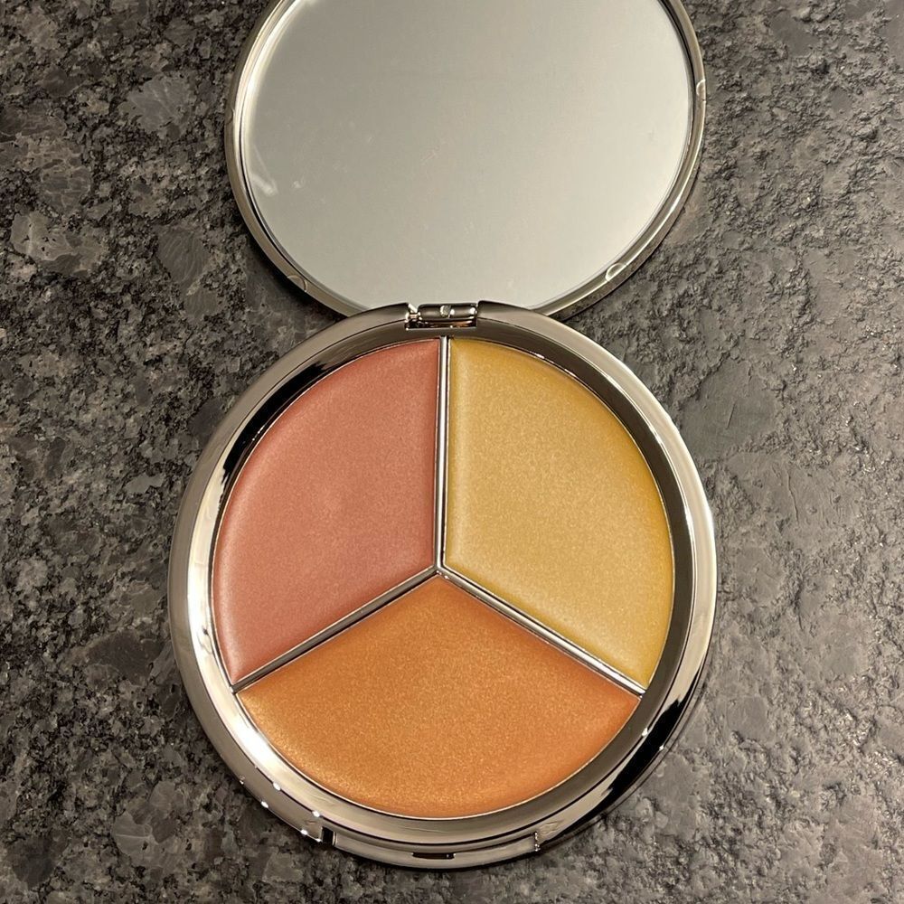 Iconic London Dewy Glow Highlight Illuminator for a Dewy Glow 3 pretty colors - Picture 5 of 6